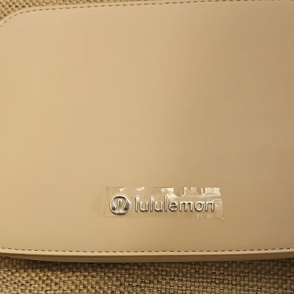 New With TAG)Lululemon Beige Crossbody Bag Cashew And Silver - Picture 3 of 4